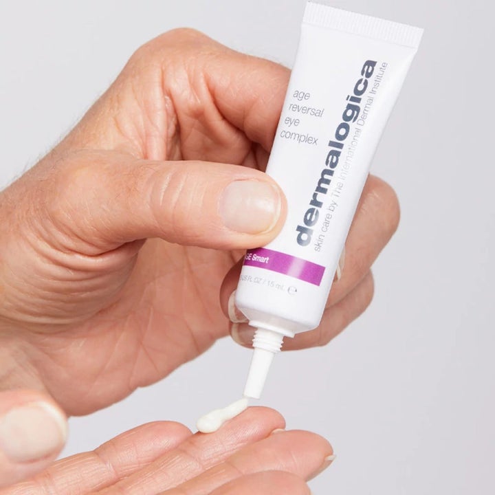Dermalogica Age Reversal Eye Complex 15 ml øyekrem med retinol som trykkes ut av en hvit tube