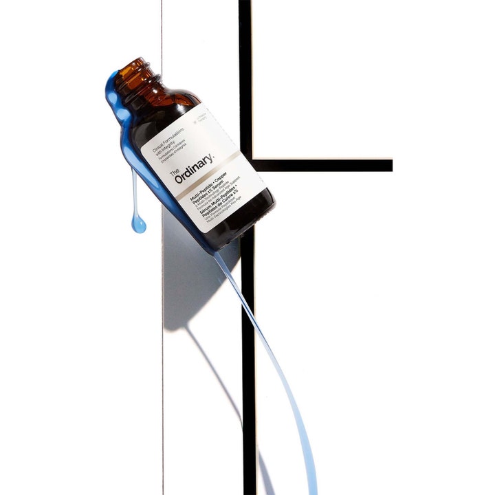 The Ordinary Multi-Peptide + Copper Peptides 1% Serum 30 ml styrkende ansiktsserum med blått serum fra en brun glassflaske