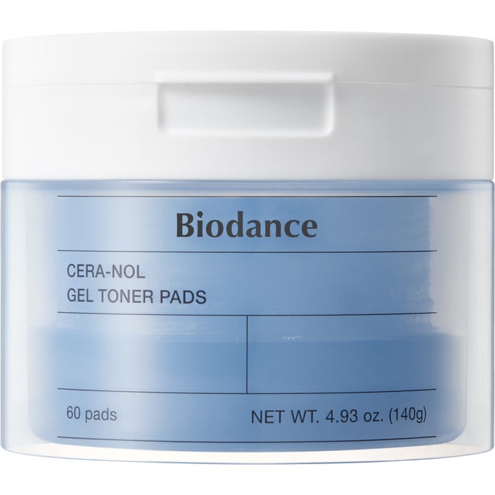 Biodance Cera-nol Gel Toner Pads 60 stk beroligende ansiktspads som gir fuktighet i en lyseblå krukke med hvitt lokk