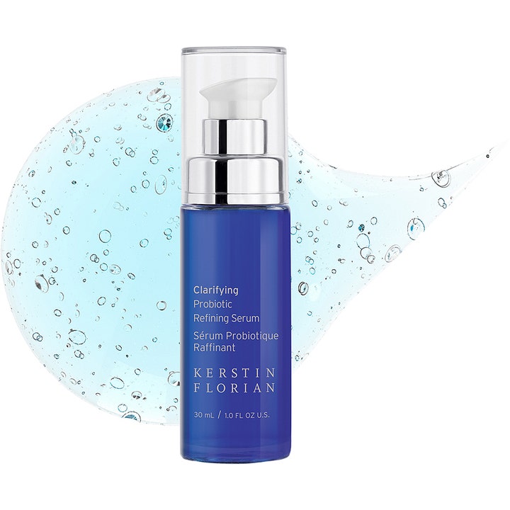 Kerstin Florian Clarifying Probiotic Refining Serum 30 ml rensende ansiktsserum i blå flaske foran lyseblå gel.