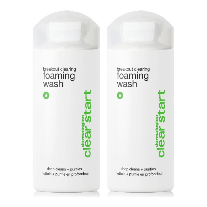 Dermalogica Clear Start Breakout Clearing Foaming Wash renser dypt i to hvite plastflasker med grønn tekst og klart lokk.
