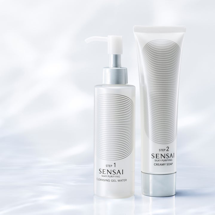 Sensai Silky Purifying Cleansing Gel Water 150 ml ansiktsrens og Creamy Soap i hvite flasker med sølvdetaljer
