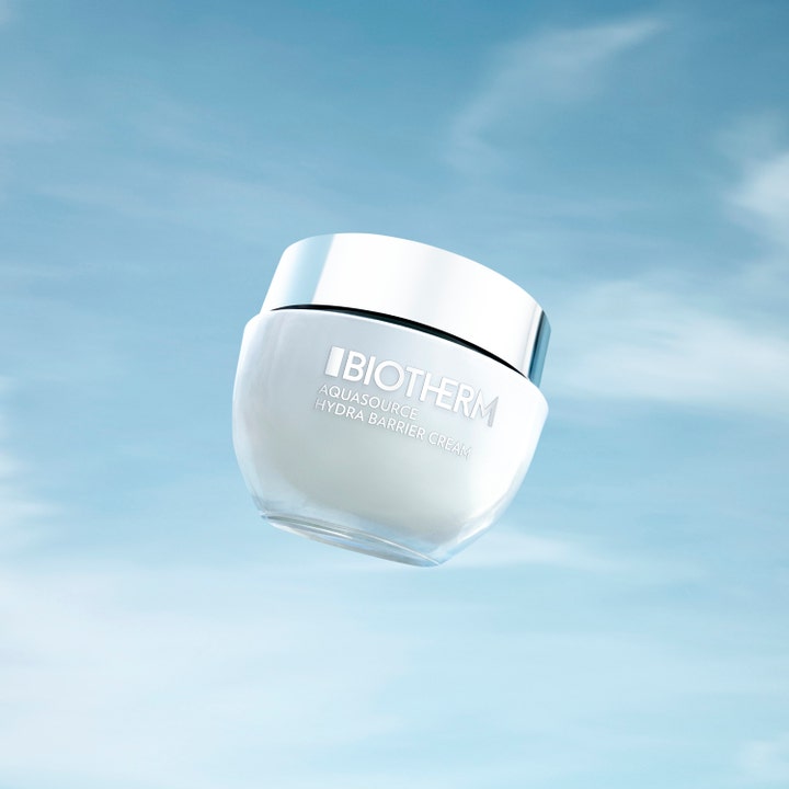 Biotherm Aquasource Hydra Barrier 30 ml fuktighetsgivende dagkrem i hvit glasskrukke med sølvlokk mot en blå himmel.