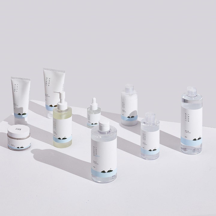 Round Lab 1025 Dokdo Toner 200 ml fuktighetsgivende ansiktsvann i en samling av minimalistiske hvite flasker