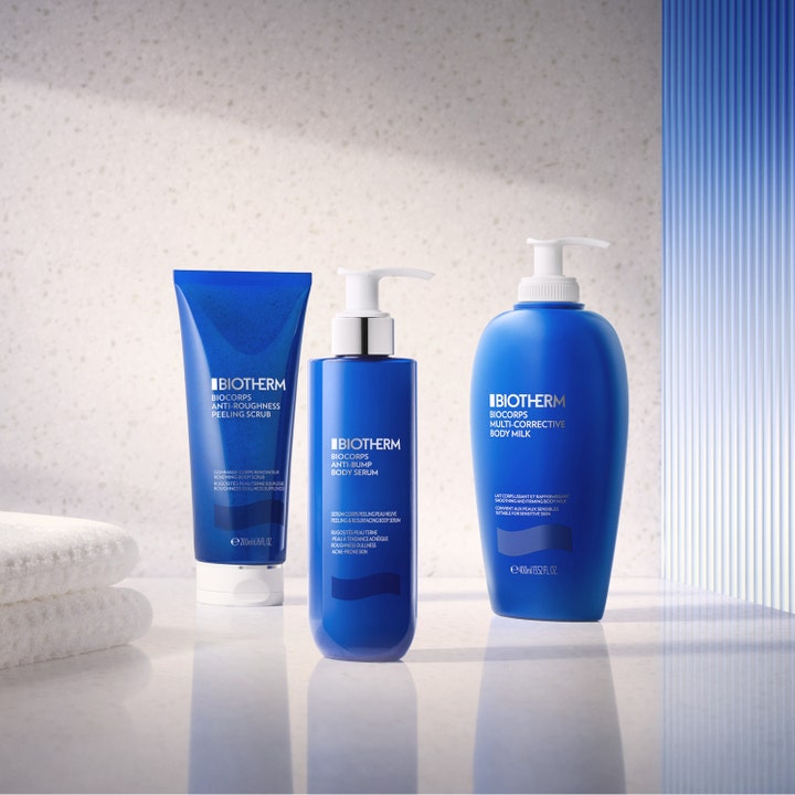 Biotherm Biocorps Multi-Corrective Body Milk 400 ml fuktighetsgivende body lotion i blå pumpeflaske med hvite håndklær