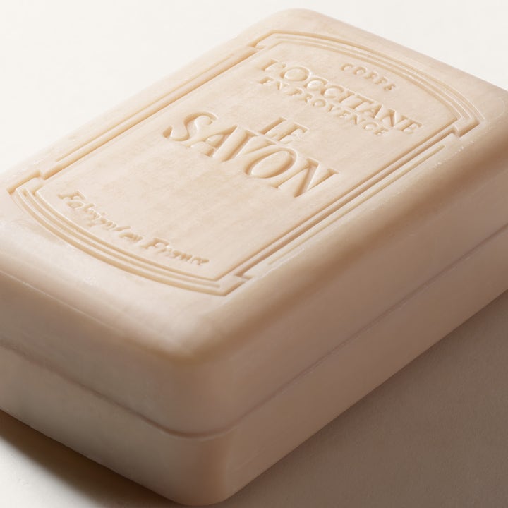 L'Occitane Shea Rich Body Soap 250 g fuktighetsgivende såpestykke med inngravert logo og kremet tekstur