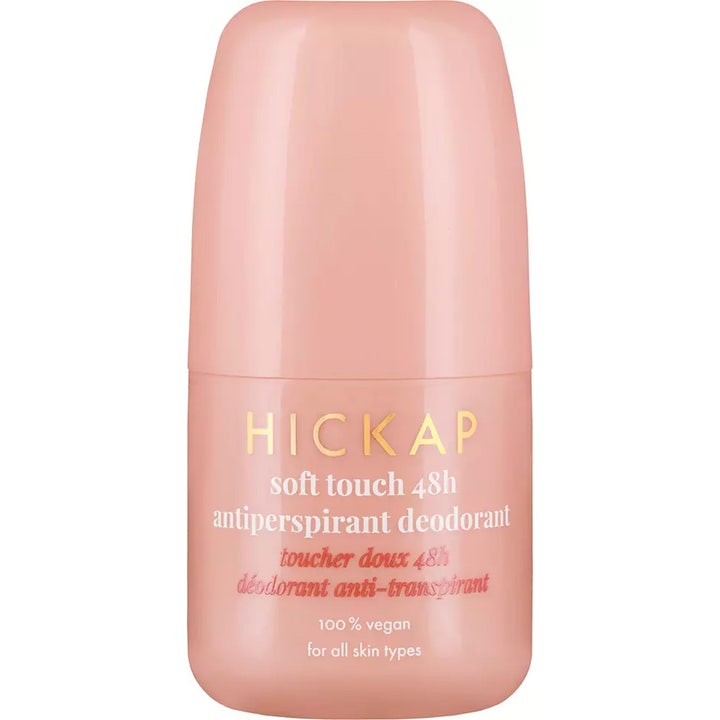 Hickap Soft Touch 48h Antiperspirant Deodorant gir langvarig beskyttelse i en ferskenrosa roll-on-flaske med gulltekst.