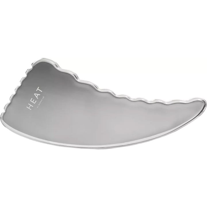 Heat by Sophia Lie Gua Sha massasjeverktøy i sølvfarget rustfritt stål med bølgete kanter for ansiktspleie