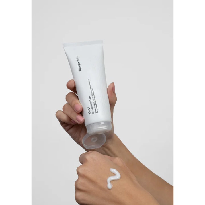 Niche Beauty Lab Transparent Lab Zi-K Cica Repairing Gel 100 ml reparerende gel vist som hvit tekstur på en hånd.