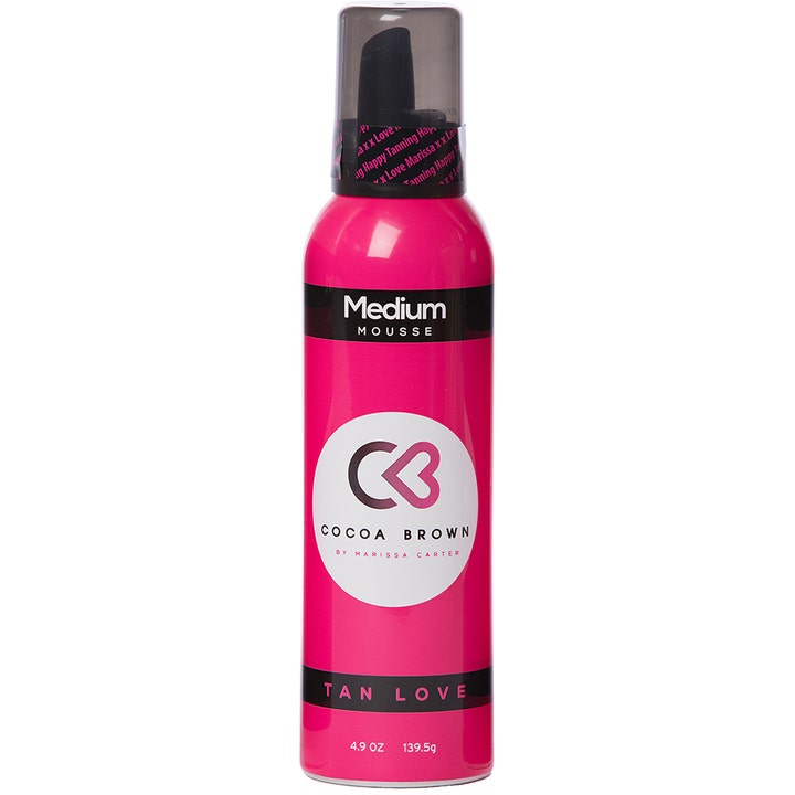 Cocoa Brown Medium Mousse 139,5g selvbruningsmousse gir naturlig glød i en knallrosa flaske med sort pumpe.