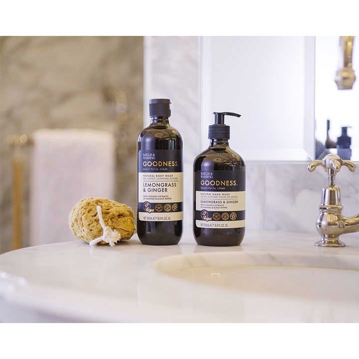 Baylis & Harding Goodness Body Wash 500 ml Lemongrass & Ginger vegansk dusjsåpe i baderomsmiljø med natursvamp