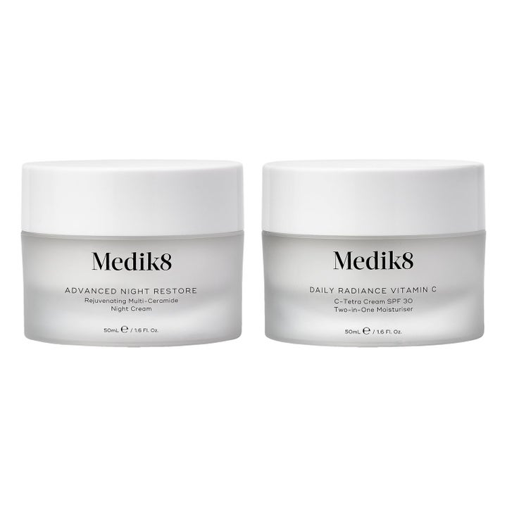 Medik8 Advanced Night og Daily Radiance Vitamin C 50ml pleiende dag og nattkrem i frostede glasskrukker med hvite lokk.