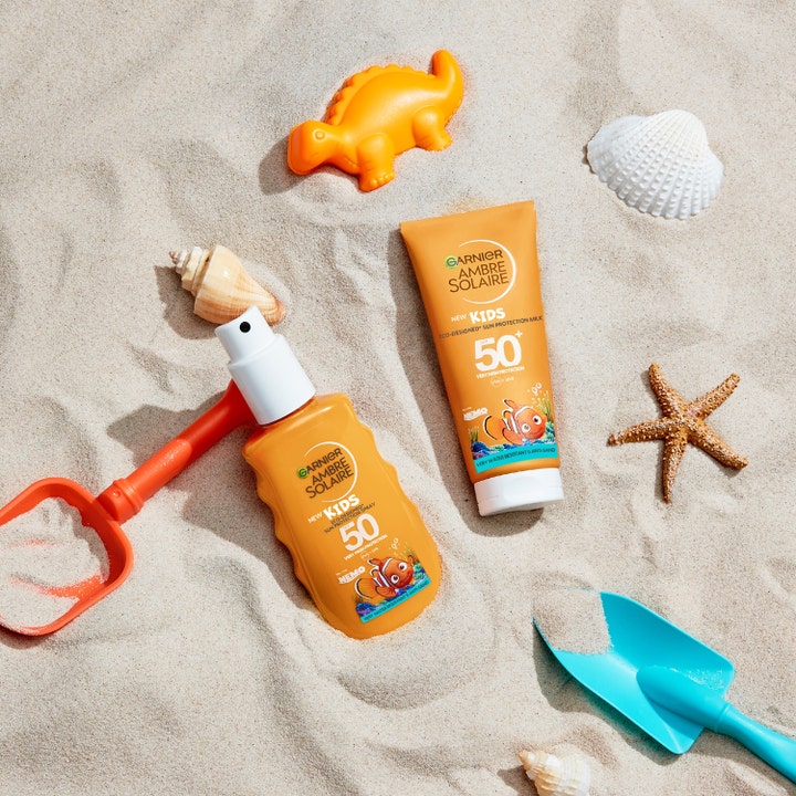 Garnier Ambre Solaire Kids 150 ml solspray SPF 50 gir høy beskyttelse i sanden med fargerike strandleker og Nemo-motiv
