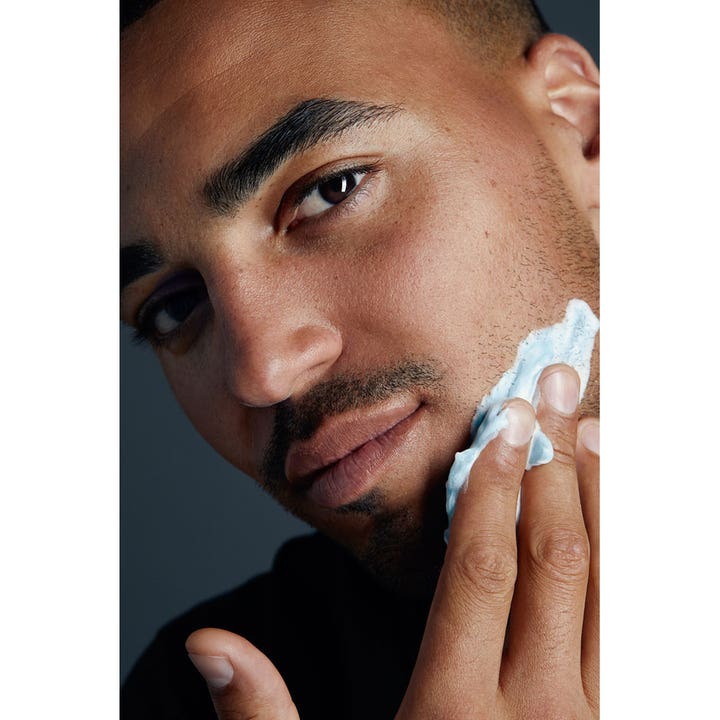 NIVEA Protect & Care Shaving Foam 200 ml pleiende rakskum som påføres huden av en mann for en skånsom barbering