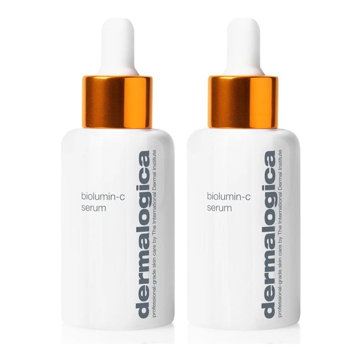 Dermalogica BioLumin-C Serum to stykk vitamin C serum for glød i hvite flasker med metalliske oransje detaljer og pipette
