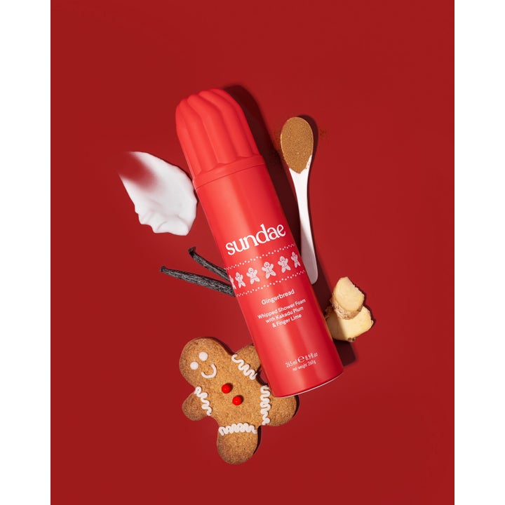 Sundae Whipped Shower Foam Gingerbread 265 ml dusjsåpe som gir fuktighet i rød flaske omgitt av pepperkaker