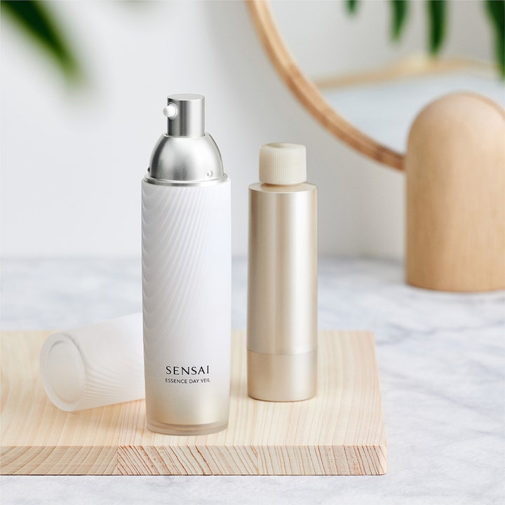 Sensai Essence Day Veil 40 ml fuktighetsgivende dagkrem i hvit pumpeflaske med sølvdetaljer
