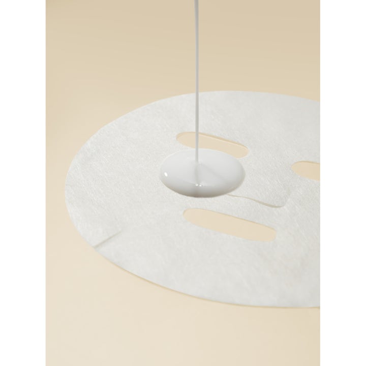 I'm from Rice Sheet Mask 1 stk ansiktsmaske med hvit kremet essens som helles over masken