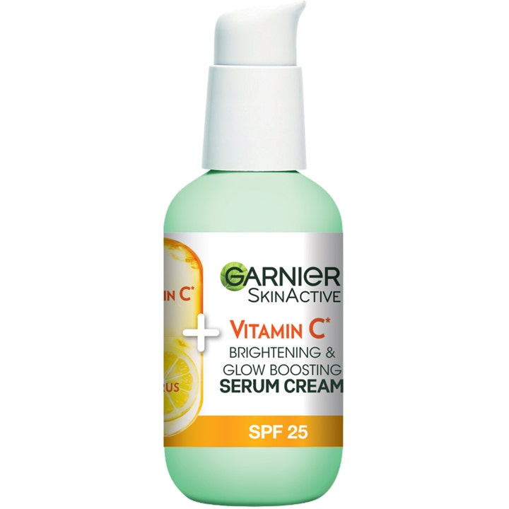 Garnier SkinActive Vitamin C Serum Cream SPF 25 50 ml som gir glød i lysegrønn pumpeflaske med sitrusdekor.