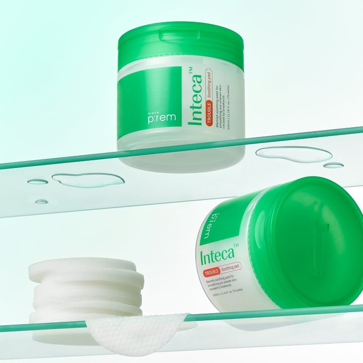 Make Prem Inteca Trouble Soothing Pads 70 stk beroliger uren hud i grønn krukke vist med hvite pads på glasshylle.