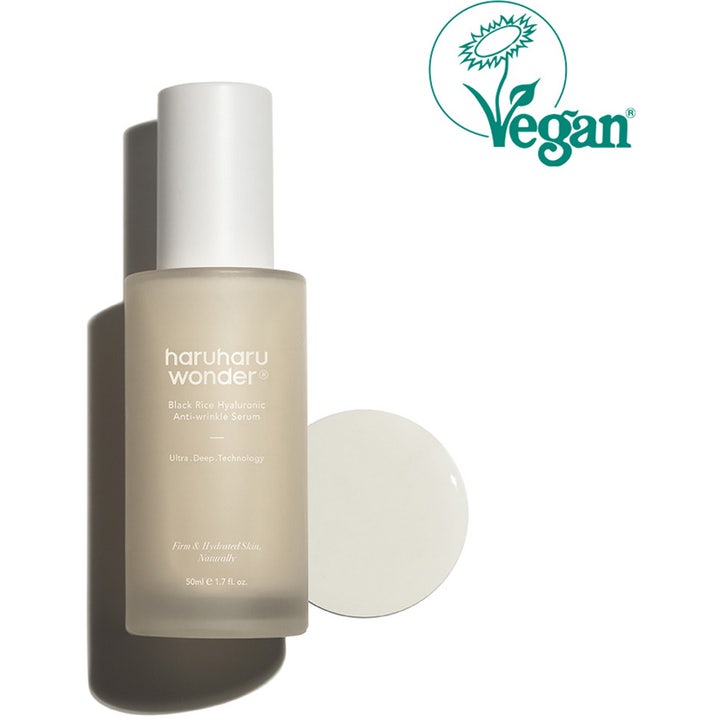 haruharu wonder Black Rice Hyaluronic Anti-wrinkle Serum 50 ml vegansk serum i frostet glassflaske med hvit dråpe