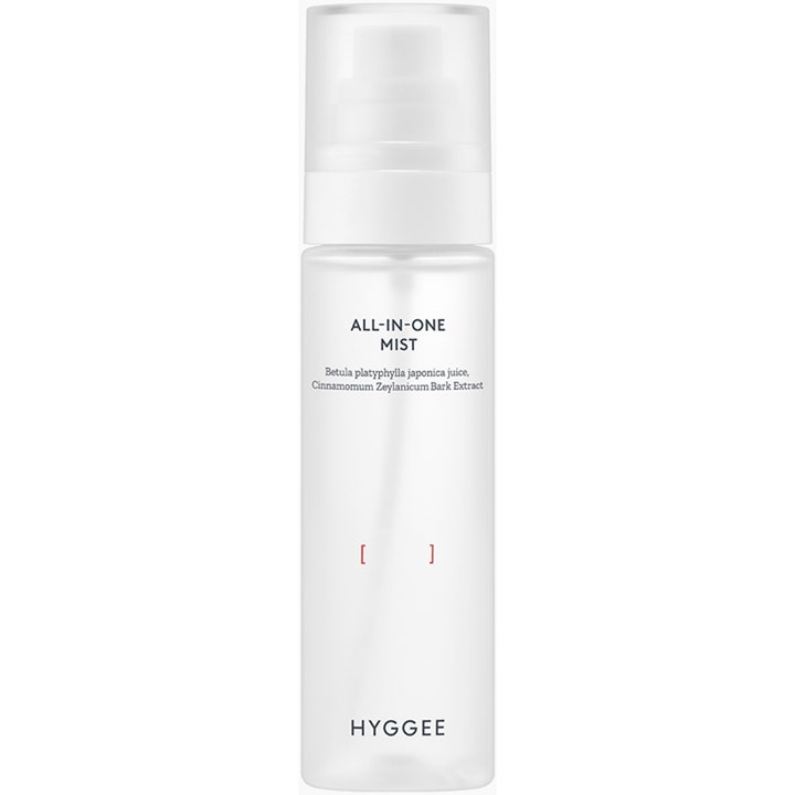Hyggee All-In-One Mist fuktgivende ansiktsmist i en frostet hvit sylinderformet sprayflaske med gjennomsiktig kork