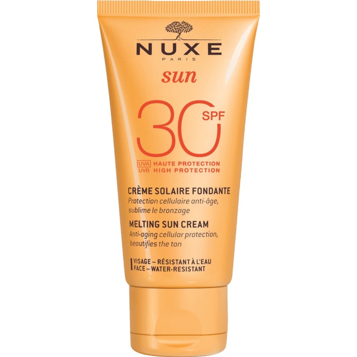 Nuxe Sun Melting Sun Cream SPF 30 ansiktssolkrem som gir antialdringsbeskyttelse i en oransje tube med rød tekst