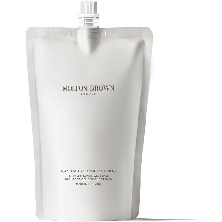 Molton Brown Coastal Cypress & Sea Fennel 400 ml dusjsåpe refill gir en frisk følelse i hvit pose med hvit skrukork.