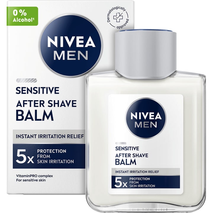 Nivea Men Sensitive After Shave Balm for sensitiv hud lindrer irritasjon i hvit glassflaske med sølvfarget kork.