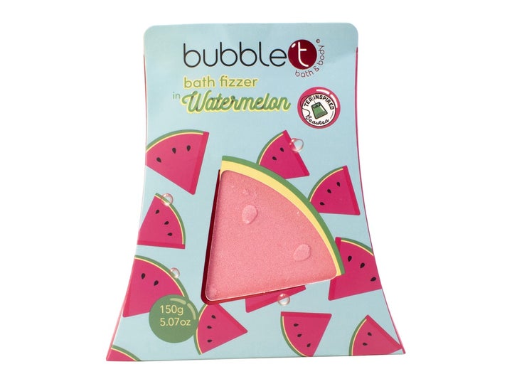 Bubble T Watermelon Bath Fizzer 150g gir et velduftende bad i form av en rosa vannmelonbåt i pappkartong.