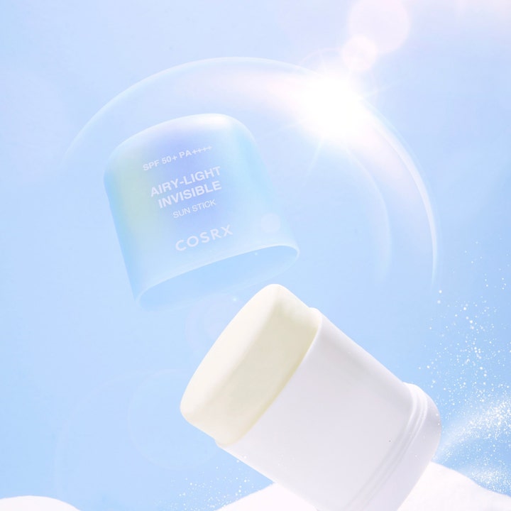 COSRX Airy-Light Invisible Sun Stick 19 g solkrem ansikt gir SPF 50 beskyttelse med åpen stift under et blått lokk.