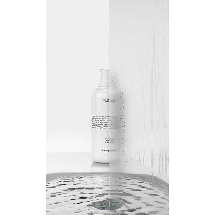 Niche Beauty Lab Transparent Lab Vitamin Enriched Body Lotion 400 ml hvit pumpeflaske bak vått glass og vann