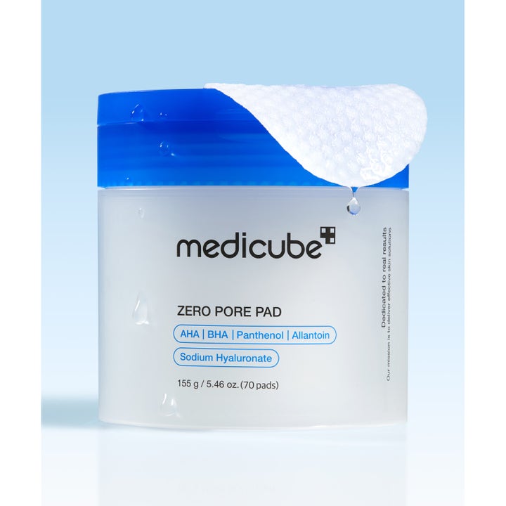 Medicube Zero Pore Pad 2.0 70 stk eksfolierende pads i hvit krukke med blått lokk og en teksturert pad.