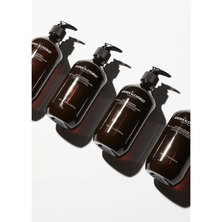 Grown Alchemist Revitalize Hand Wash 500 ml oppfriskende håndsåpe vist som fire mørkebrune flasker med svarte pumper.