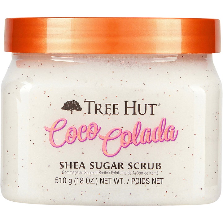 Tree Hut Coco Colada Shea Sugar Scrub 510 g eksfolierende kroppsskrubb i krukke med oransje lokk og hvit kornet tekstur