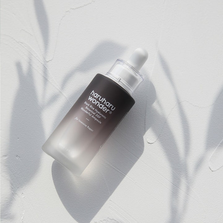 haruharu wonder Black Rice Hyaluronic Botanical 2GF Ampoule 30 ml serum i frostet glassflaske med pipette