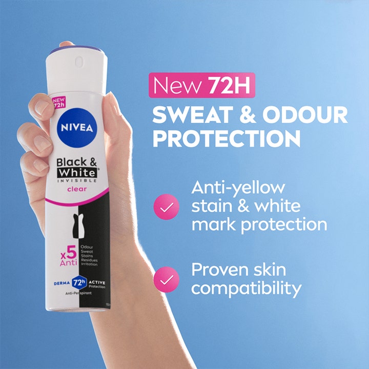 NIVEA Black & White Original 150 ml spraydeodorant holdes i en hånd og gir 72 timers beskyttelse mot svette.
