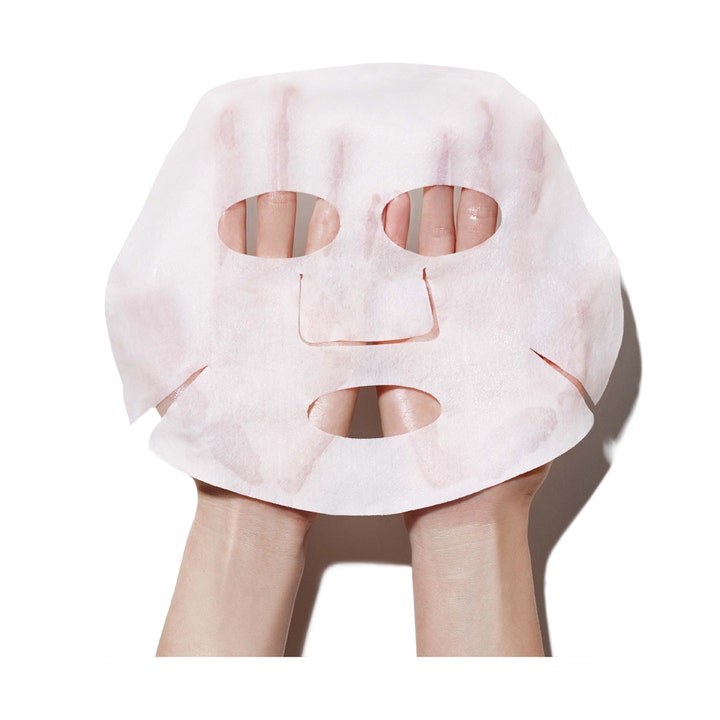 Erborian Ginseng Shot Mask 15 g fuktighetsgivende ansiktsmaske i form av en hvit tynn sheet mask som holdes i hendene