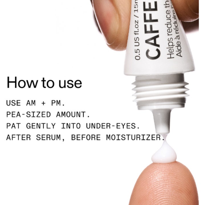 The INKEY List Caffeine Eye Cream 15 ml øyekrem mot hovne øyne påføres som en liten mengde hvit krem på en fingertupp.