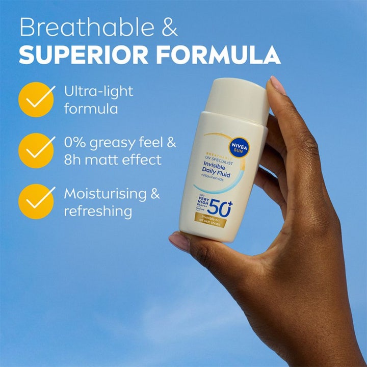Nivea UV Face Invisible Daily Fluid 40 ml solkrem med SPF50 og matt effekt i hvit flaske holdt i en hånd.