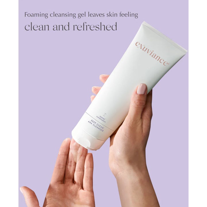 Exuviance Deep Clean AHA Cleanser 212 ml eksfolierende ansiktsrengjøring med klar gel i hånd fra hvit tube