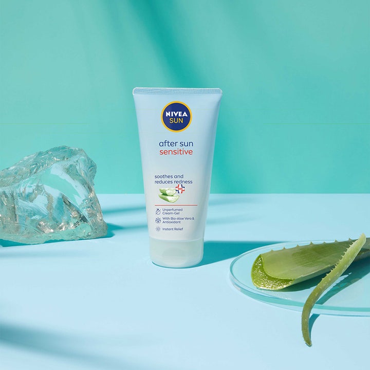 NIVEA After Sun Sensitive 175 ml beroligende krem-gelé på lyseblå bakgrunn med isbiter og aloe vera