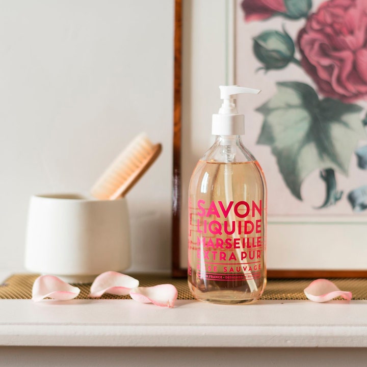 Compagnie de Provence Liquid Marseille Soap Wild Rose 495 ml flytende håndsåpe i glassflaske med pumpe i et baderomsmiljø