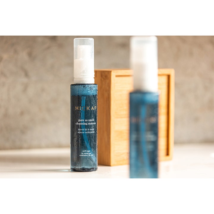 Hickap Pure As Snow Cleansing Mousse 150 ml renseskum i blå flaske som gir huden en frisk glød