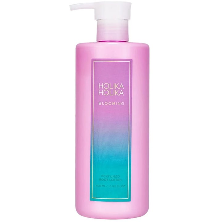 Holika Holika Blooming Perfumed Body Lotion 400 ml gir fuktighet i en rosa pumpeflaske med lilla og turkis etikett