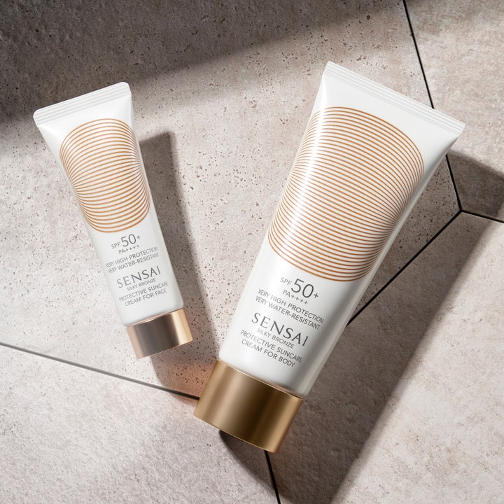 Sensai Silky Bronze Protective Cream Face 50 ml solkrem i hvit tube med gulldetaljer på steinfliser