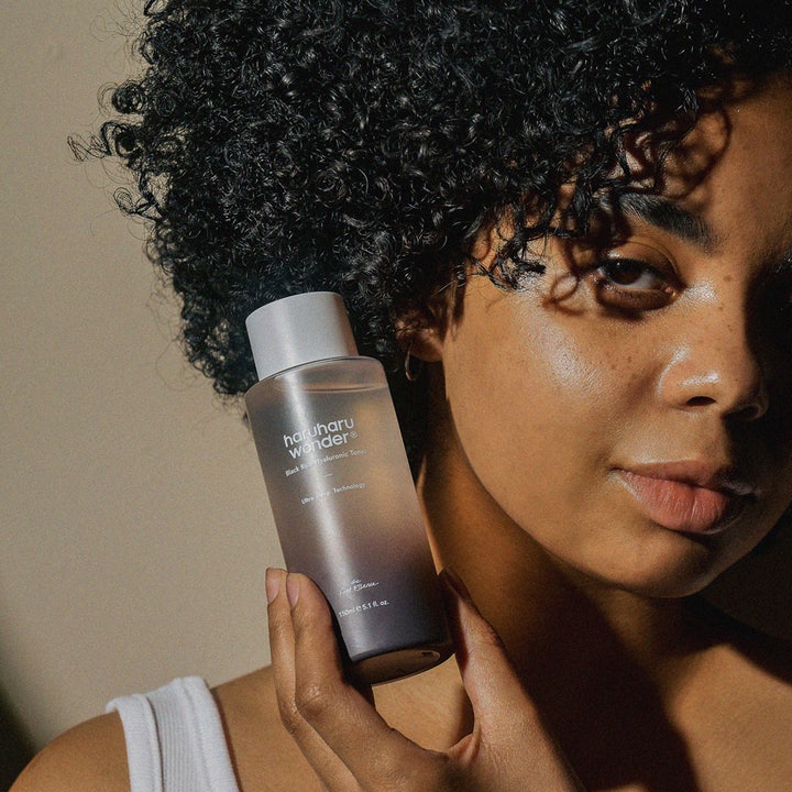 haruharu wonder Black Rice Hyaluronic Toner 150 ml fuktighetsgivende toner i lilla gradert flaske inntil ansiktet