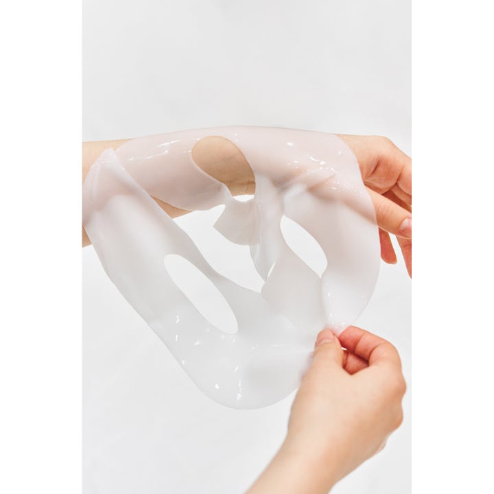 Biodance Bio Collagen-Real Deep Mask 136 g sheetmaske med hvit transparent gelékonsistens holdt mellom hendene