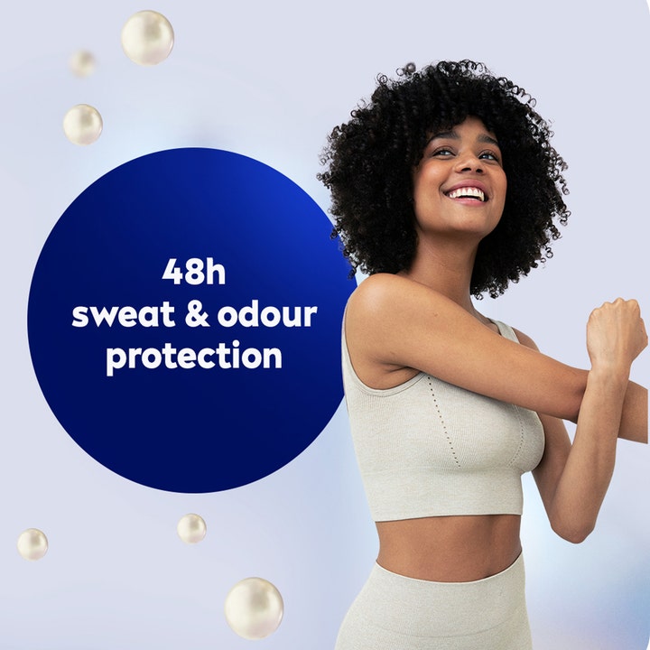 NIVEA Pearl & Beauty Roll-On 50 ml deodorant gir 48h sweat & odour protection med smilende kvinne og perler.