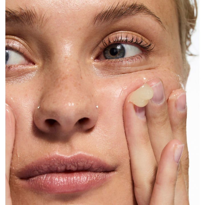 The INKEY List Oat Cleansing Balm 50 ml beroligende ansiktsrengjøring påføres huden som en fyldig gulaktig balm.
